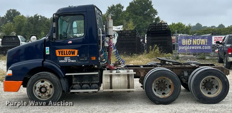 image for item EK3336 2005 Volvo  VNM semi truck