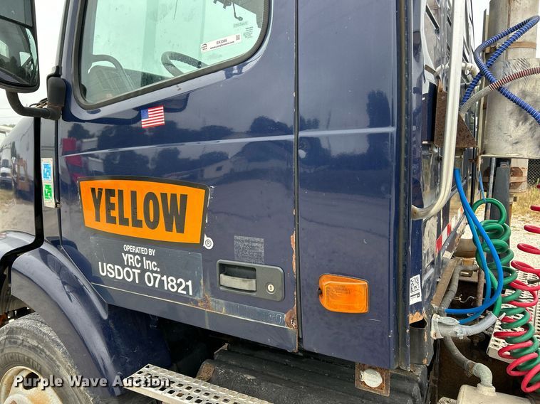 image for item EK3336 2005 Volvo  VNM semi truck