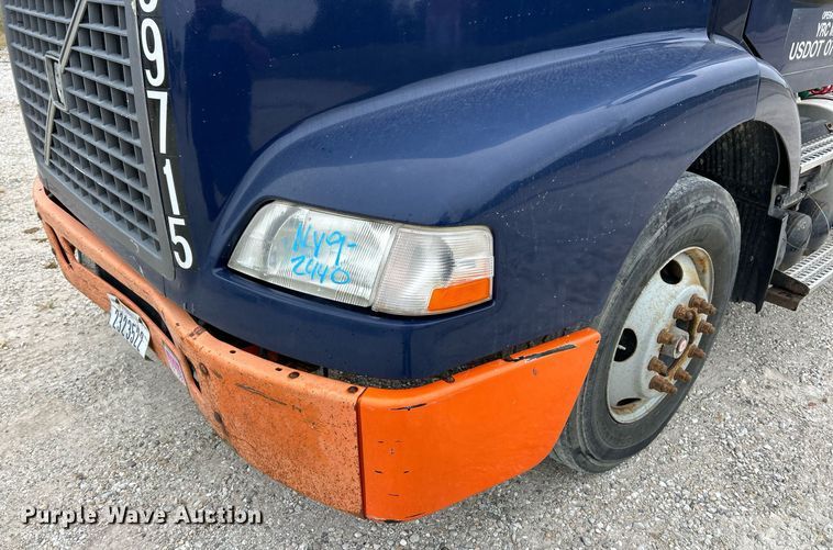 image for item EK3336 2005 Volvo  VNM semi truck