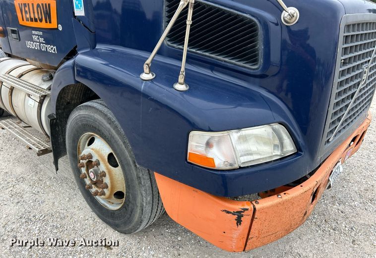 image for item EK3336 2005 Volvo  VNM semi truck