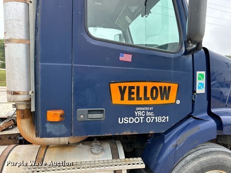 image for item EK3336 2005 Volvo  VNM semi truck