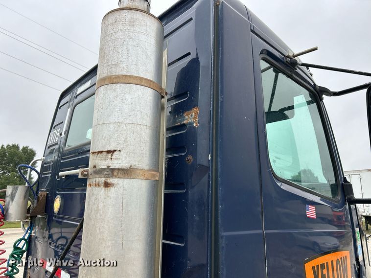 image for item EK3336 2005 Volvo  VNM semi truck