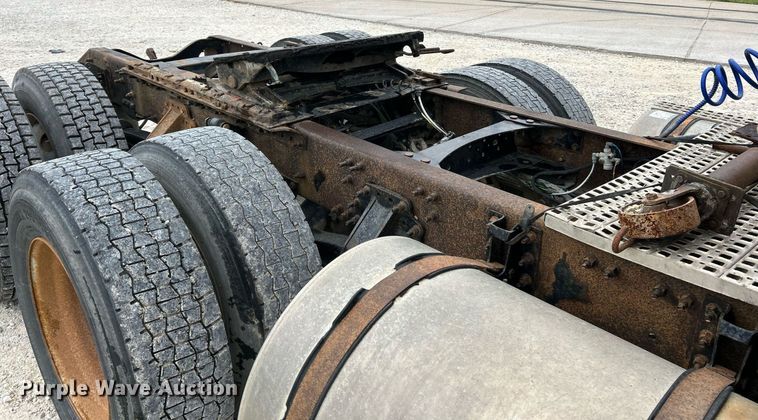 image for item EK3336 2005 Volvo  VNM semi truck