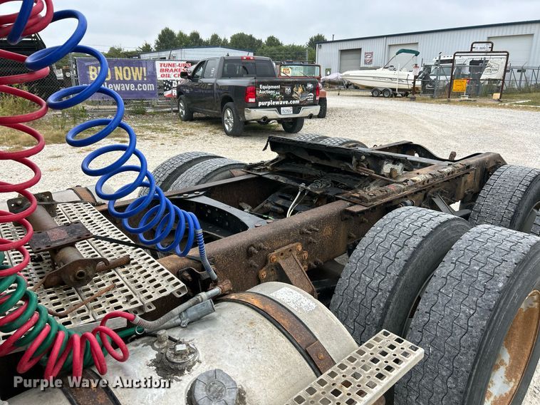 image for item EK3336 2005 Volvo  VNM semi truck