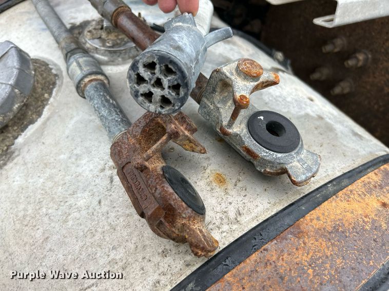 image for item EK3336 2005 Volvo  VNM semi truck