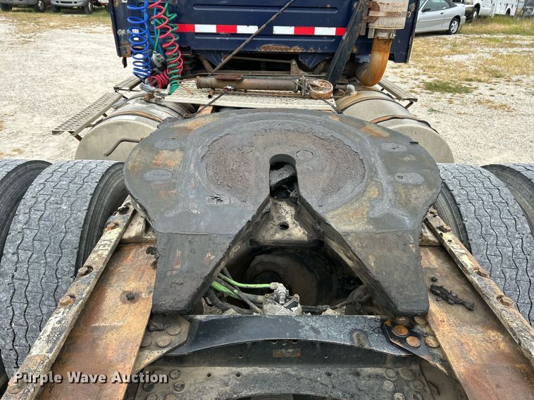 image for item EK3336 2005 Volvo  VNM semi truck