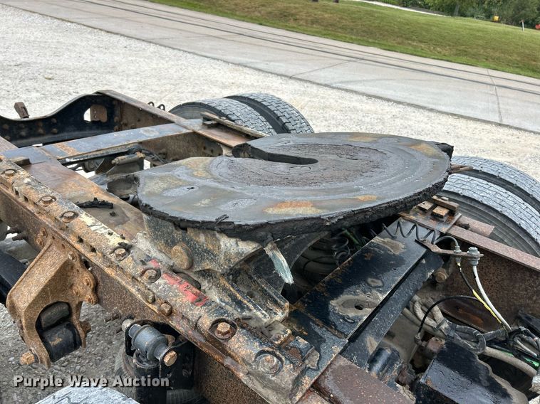 image for item EK3336 2005 Volvo  VNM semi truck