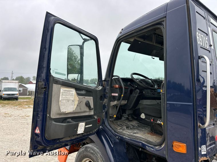 image for item EK3336 2005 Volvo  VNM semi truck