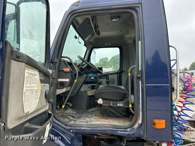 image for item EK3336 2005 Volvo  VNM semi truck