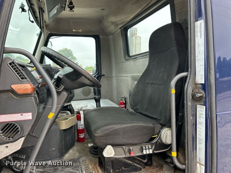 image for item EK3336 2005 Volvo  VNM semi truck