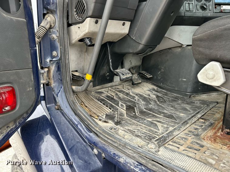 image for item EK3336 2005 Volvo  VNM semi truck