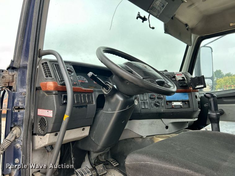 image for item EK3336 2005 Volvo  VNM semi truck