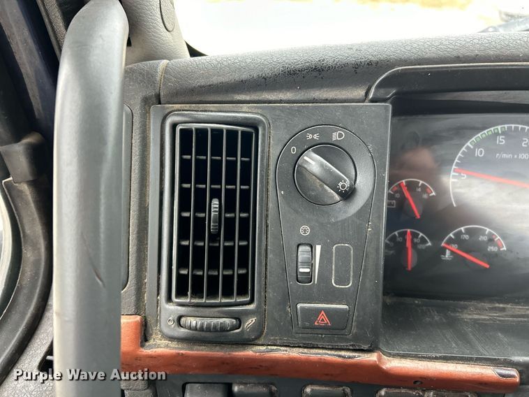 image for item EK3336 2005 Volvo  VNM semi truck