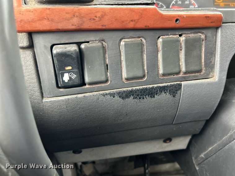 image for item EK3336 2005 Volvo  VNM semi truck