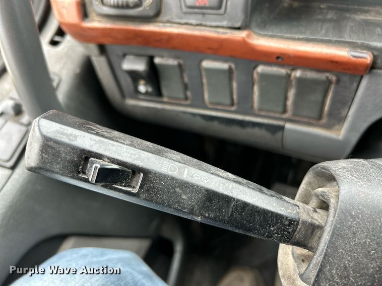 image for item EK3336 2005 Volvo  VNM semi truck