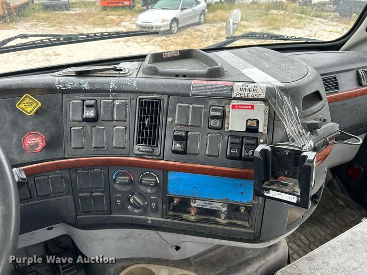 image for item EK3336 2005 Volvo  VNM semi truck