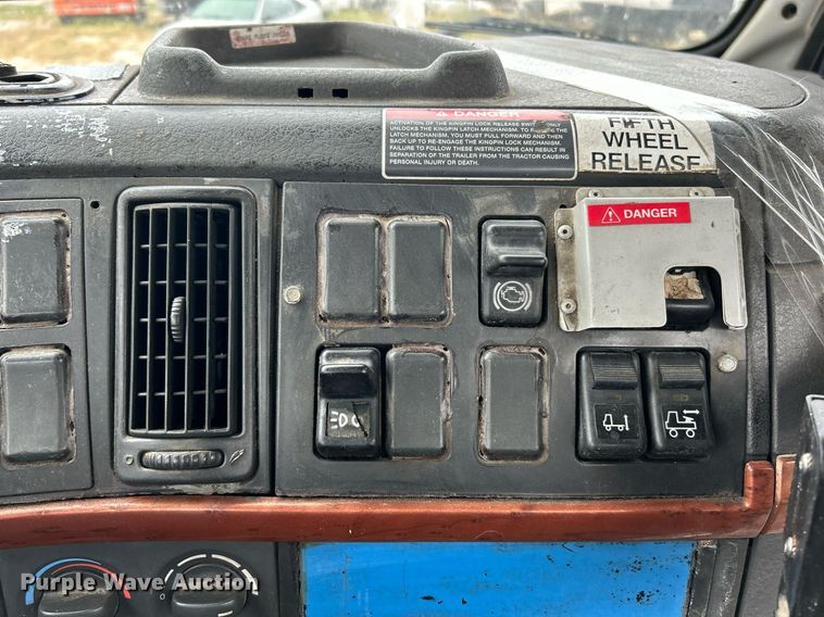 image for item EK3336 2005 Volvo  VNM semi truck