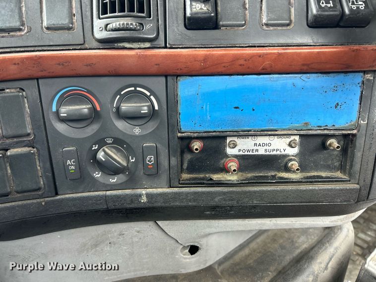 image for item EK3336 2005 Volvo  VNM semi truck