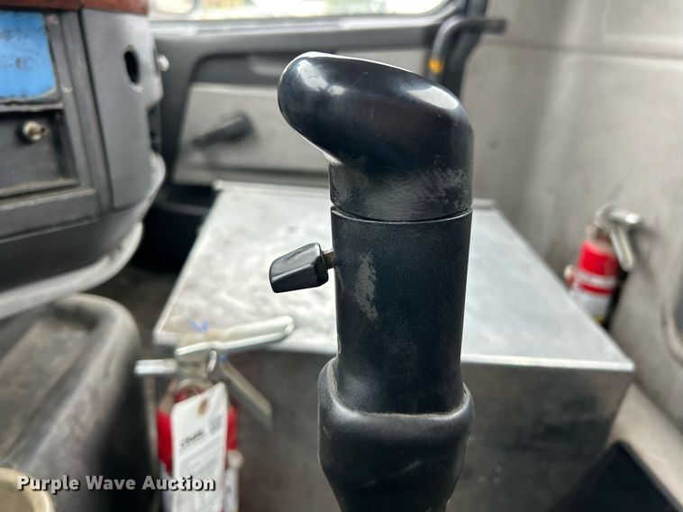 image for item EK3336 2005 Volvo  VNM semi truck