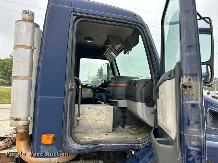 image for item EK3336 2005 Volvo  VNM semi truck