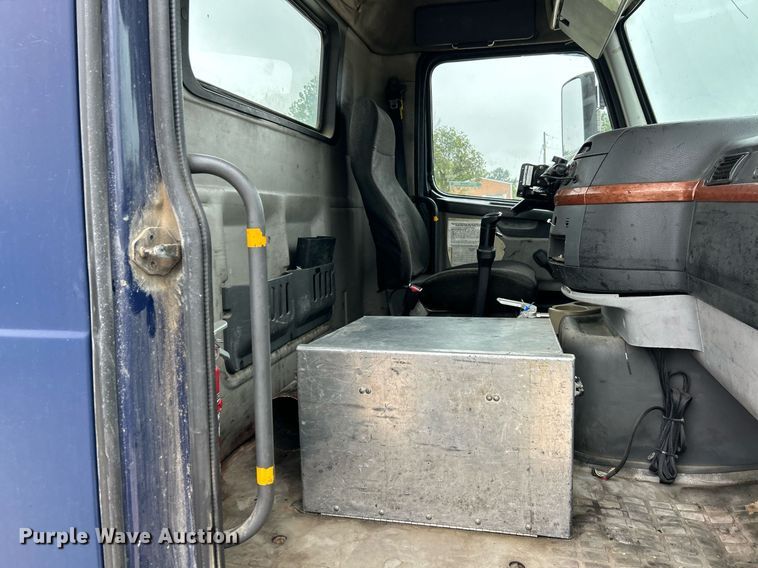 image for item EK3336 2005 Volvo  VNM semi truck