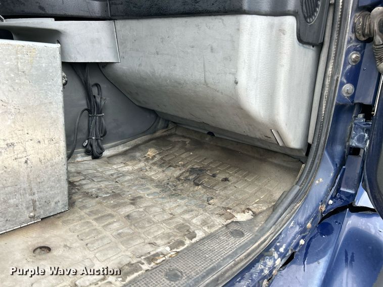 image for item EK3336 2005 Volvo  VNM semi truck