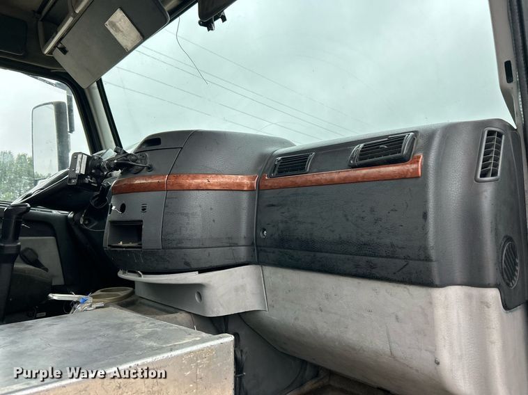 image for item EK3336 2005 Volvo  VNM semi truck