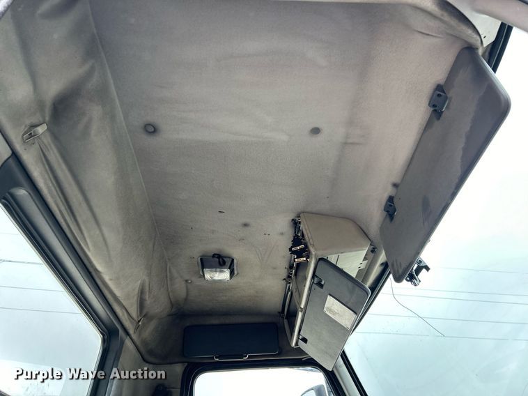 image for item EK3336 2005 Volvo  VNM semi truck