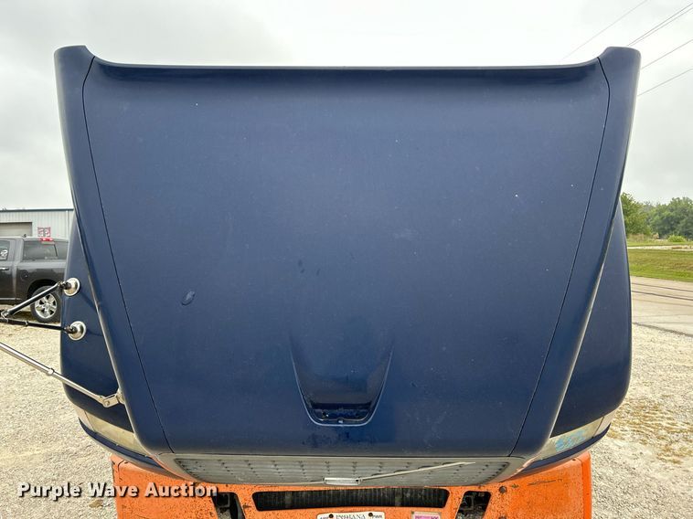 image for item EK3336 2005 Volvo  VNM semi truck