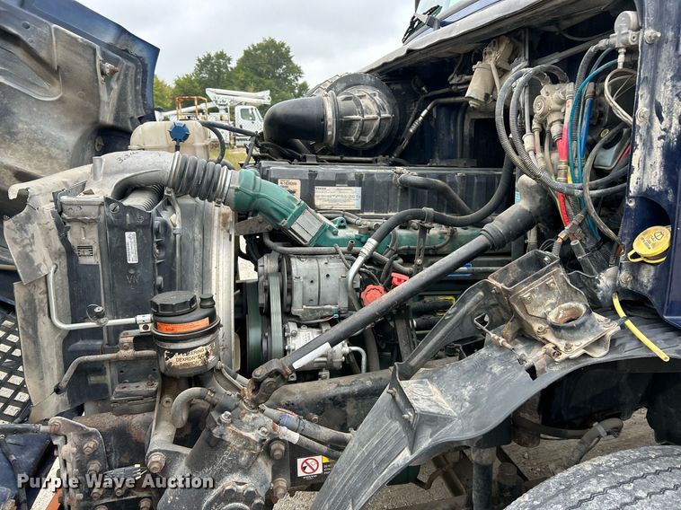 image for item EK3336 2005 Volvo  VNM semi truck