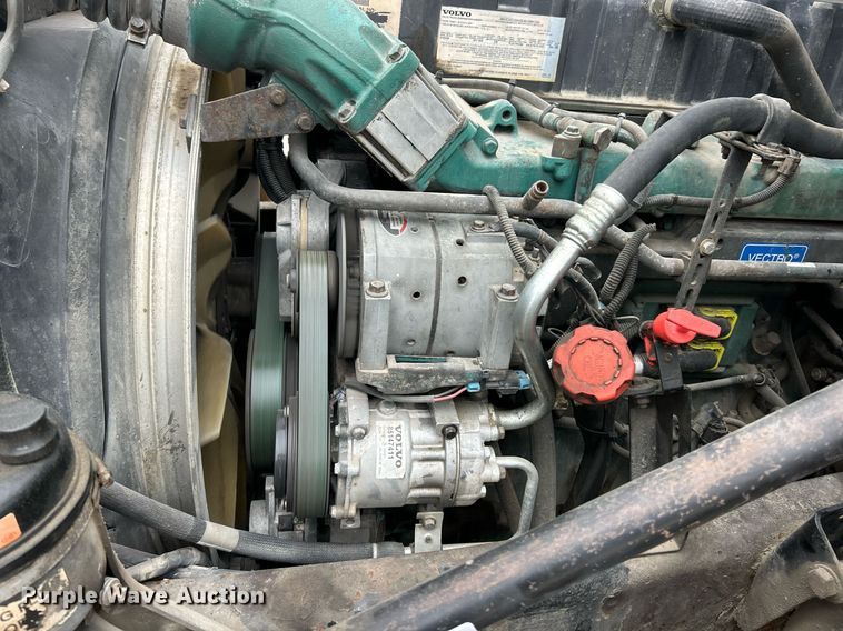 image for item EK3336 2005 Volvo  VNM semi truck