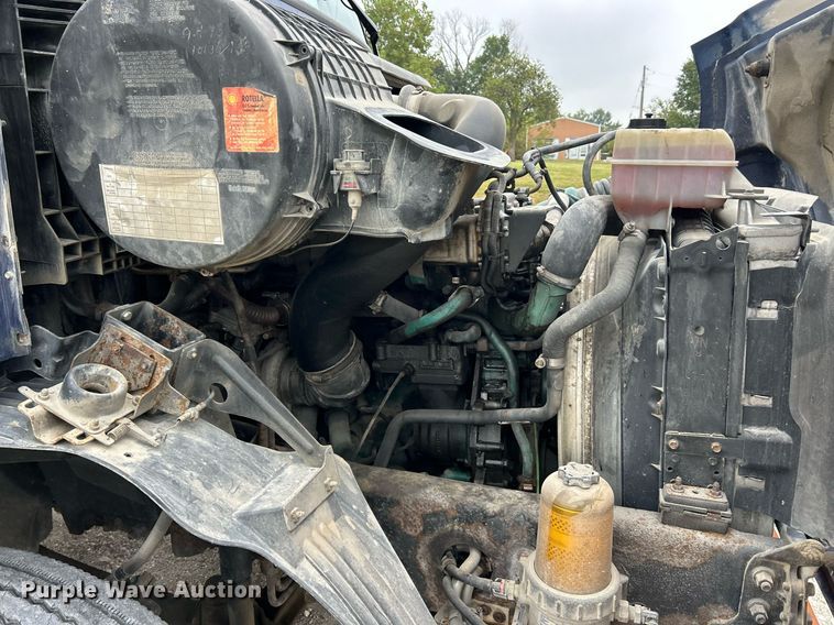 image for item EK3336 2005 Volvo  VNM semi truck