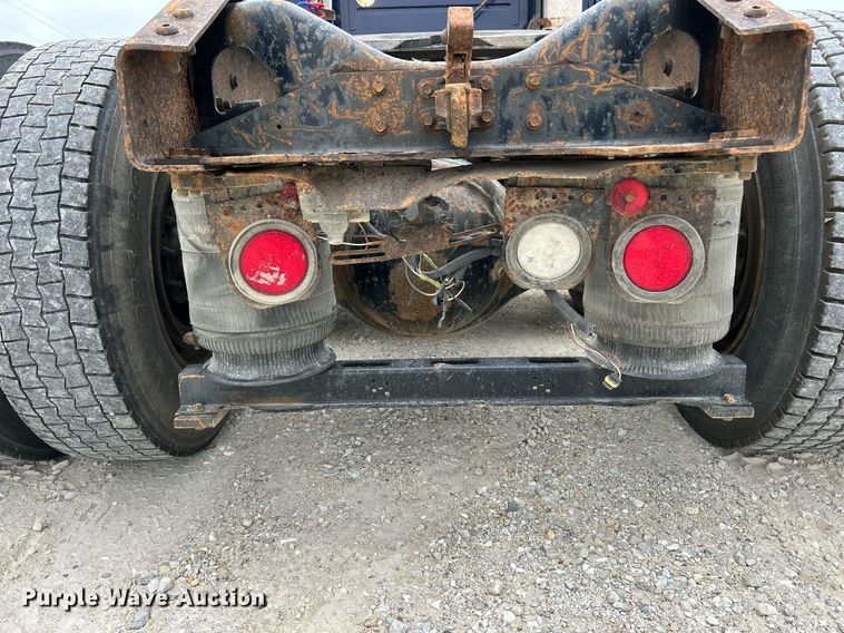 image for item EK3336 2005 Volvo  VNM semi truck