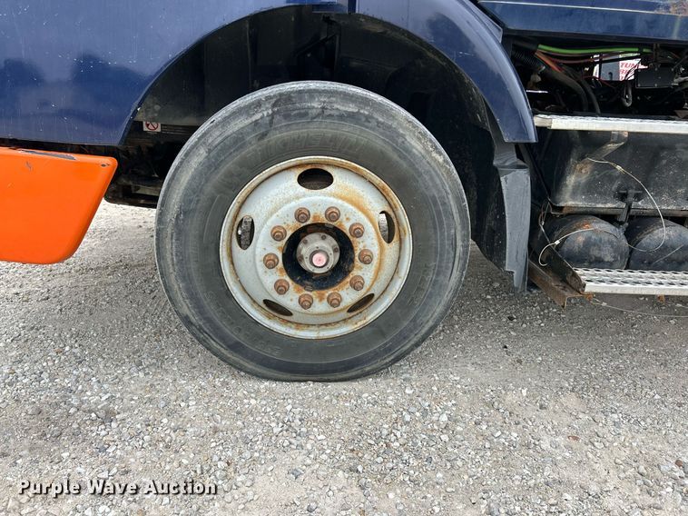 image for item EK3336 2005 Volvo  VNM semi truck