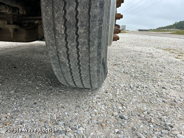 image for item EK3336 2005 Volvo  VNM semi truck