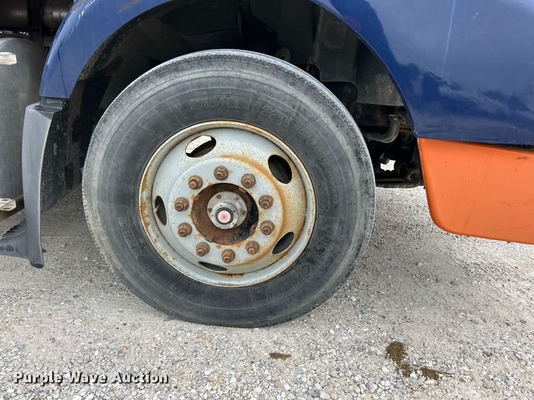 image for item EK3336 2005 Volvo  VNM semi truck