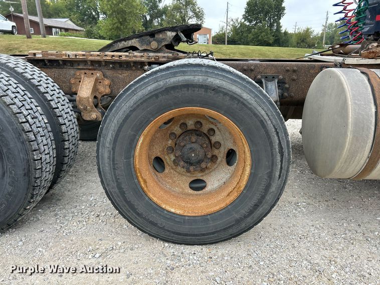 image for item EK3336 2005 Volvo  VNM semi truck