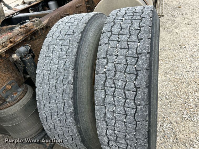 image for item EK3336 2005 Volvo  VNM semi truck