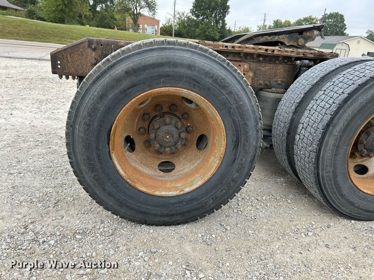 image for item EK3336 2005 Volvo  VNM semi truck