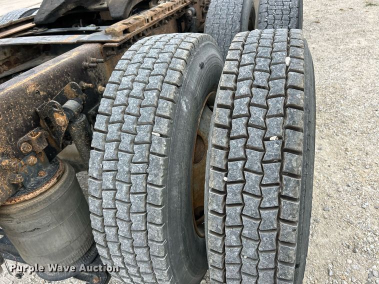 image for item EK3336 2005 Volvo  VNM semi truck