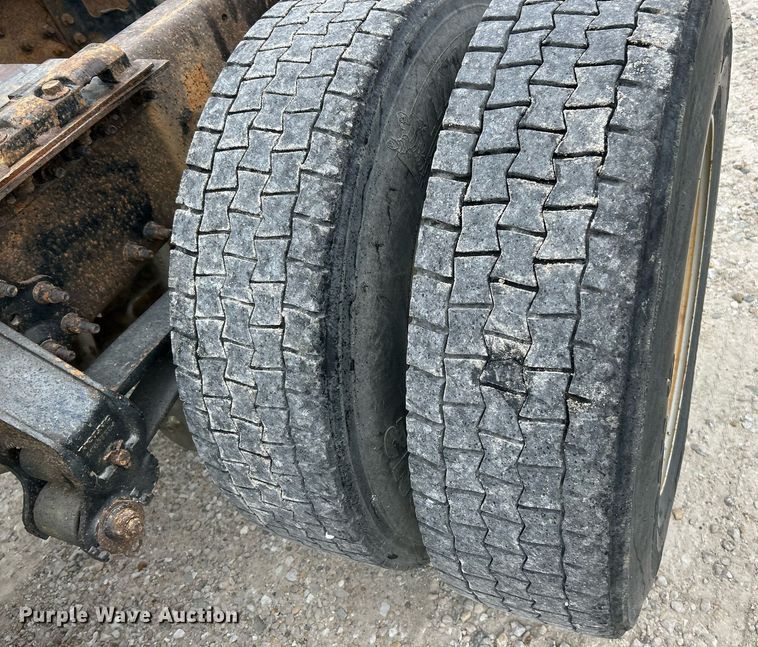 image for item EK3336 2005 Volvo  VNM semi truck