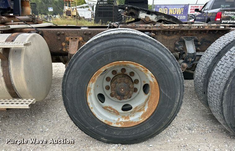 image for item EK3336 2005 Volvo  VNM semi truck