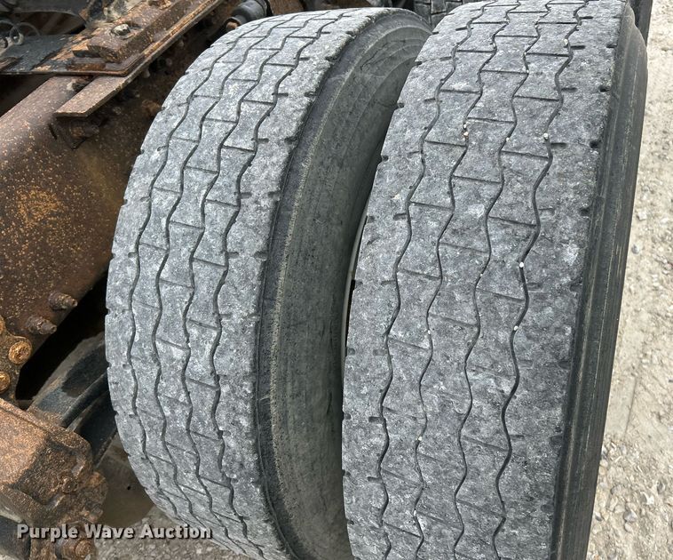 image for item EK3336 2005 Volvo  VNM semi truck