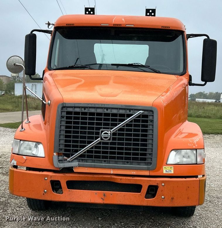image for item EK3341 2008 Volvo VNM semi truck
