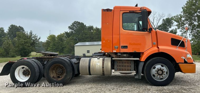 image for item EK3341 2008 Volvo VNM semi truck