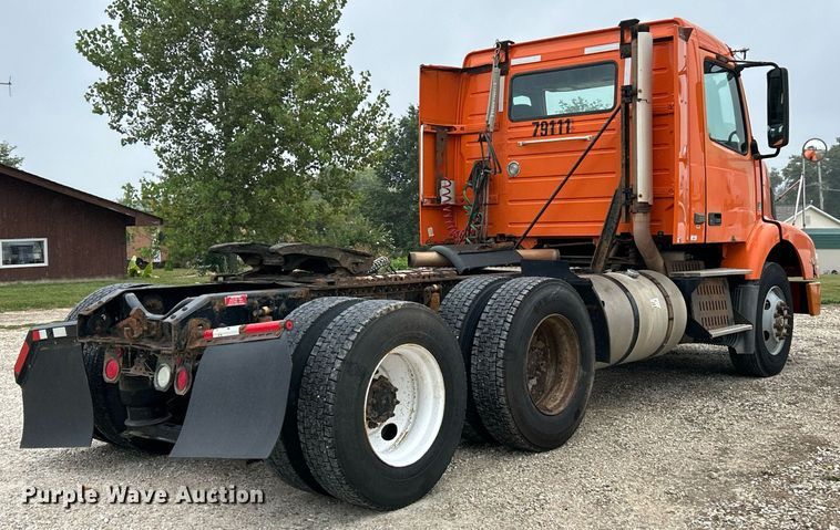 image for item EK3341 2008 Volvo VNM semi truck