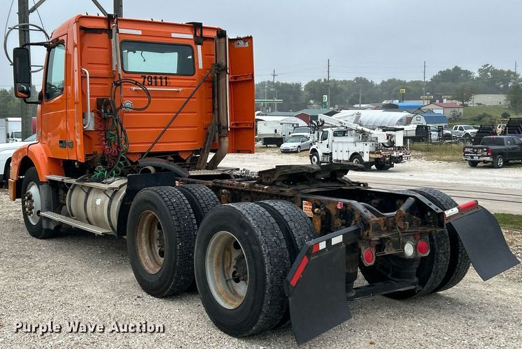 image for item EK3341 2008 Volvo VNM semi truck