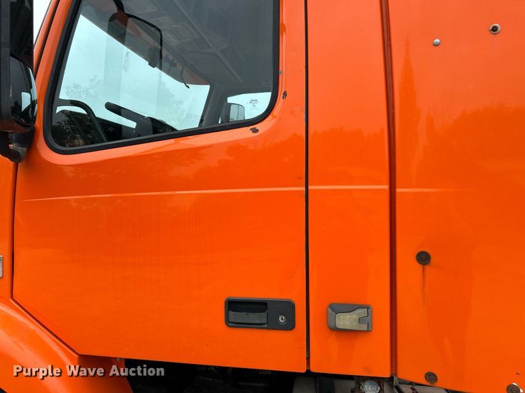 image for item EK3341 2008 Volvo VNM semi truck