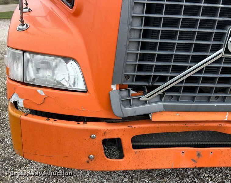 image for item EK3341 2008 Volvo VNM semi truck