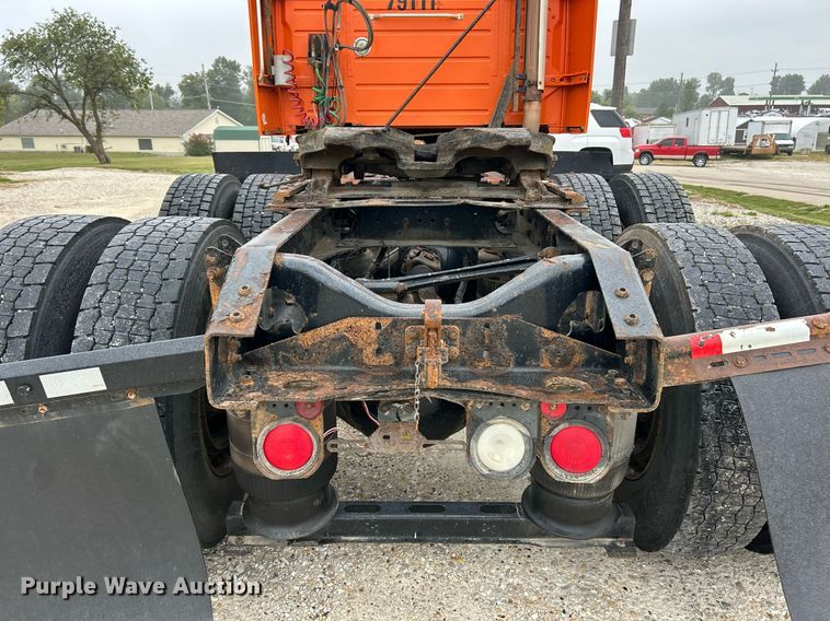 image for item EK3341 2008 Volvo VNM semi truck